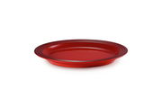 Kirschroter Teller aus einem 12-teiligen Geschirrset, seitliche Perspektive