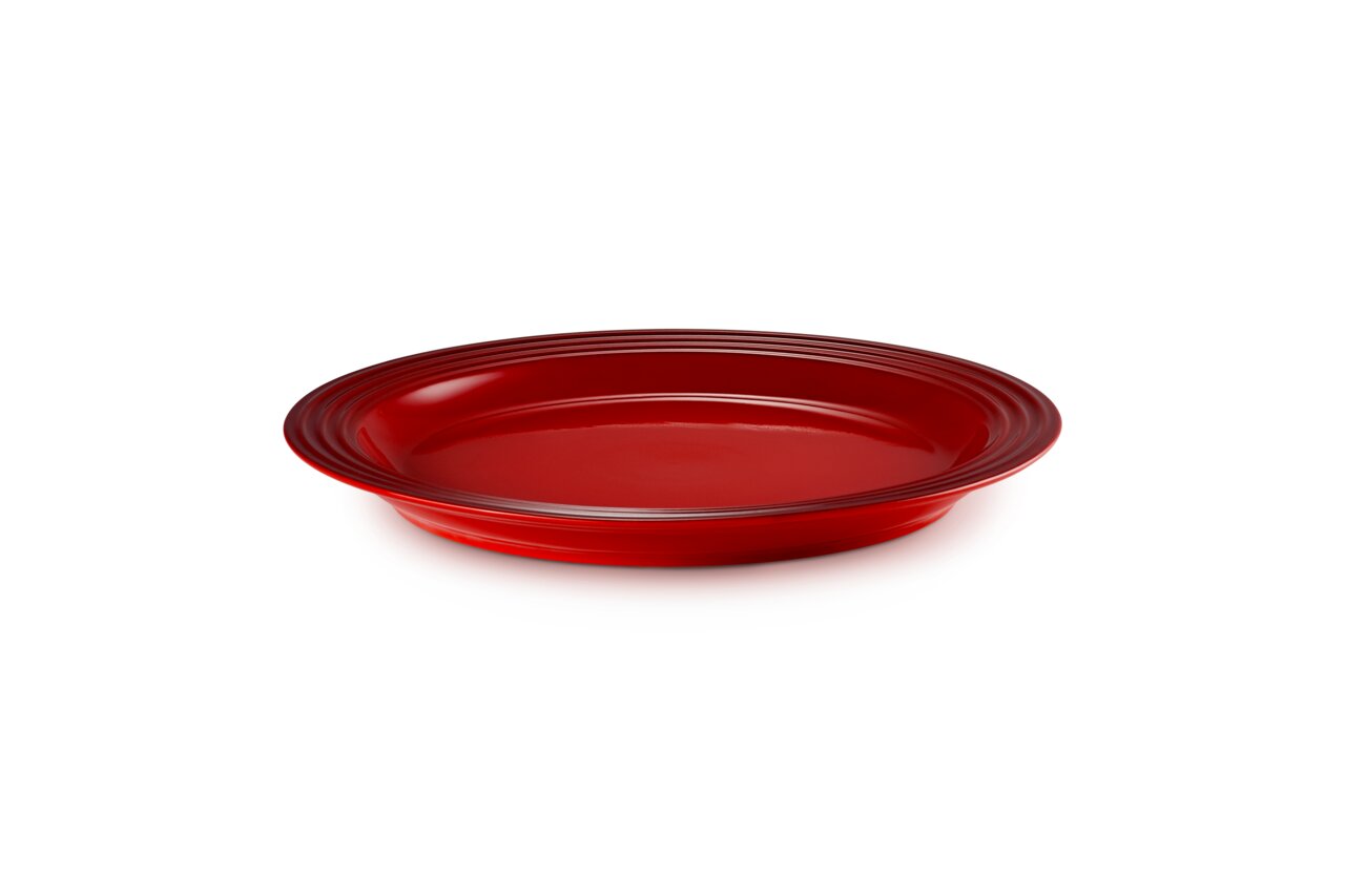 LE CREUSET Geschirrset 12-tlg. Kirschrot Kirschroter Teller aus einem 12-teiligen Geschirrset, seitliche Perspektive