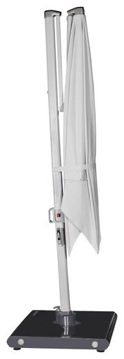 Geschlossener Pendelschirm in aufrechter Position mit stabilem Standfuß, seitliche Perspektive