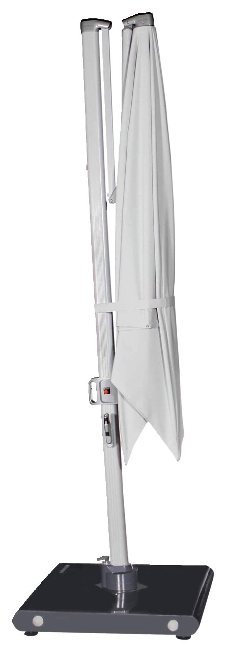 Geschlossener Pendelschirm in aufrechter Position mit stabilem Standfuß, seitliche Perspektive