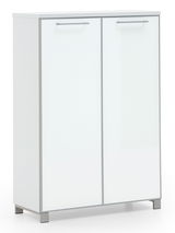 Weiße Hoch-Schuhkommode mit zwei Türen, frontal abgebildet, mit silbernen Griffen und modernem Design.