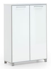 Weiße Hoch-Schuhkommode mit zwei Türen, frontal abgebildet, mit silbernen Griffen und modernem Design.