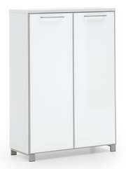 Weiße Hoch-Schuhkommode mit zwei Türen, frontal abgebildet, mit silbernen Griffen und modernem Design.