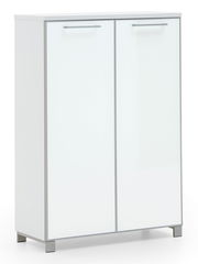 Weiße Hoch-Schuhkommode mit zwei Türen, frontal abgebildet, mit silbernen Griffen und modernem Design.
