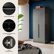 Moderner zweitüriger Kleiderschrank in Grau mit schwarzen Griffen vor dunkelblauer Wand im Schlafzimmer, perspektivisch in leichter Seitenansicht von vorn rechts; links Detail-Icons zu stabiler Kleiderstange, optional verstellbaren Einlegeböden und stabil