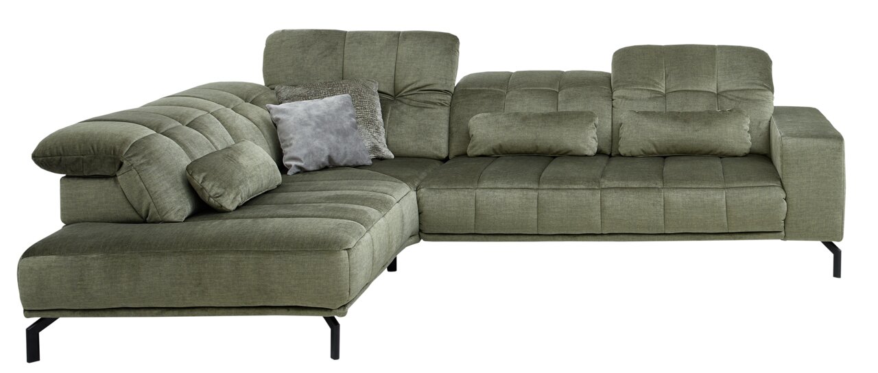 Grüne Eckgarnitur mit modernen, gepolsterten Kissen, von vorne betrachtet.