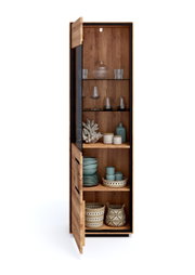 Hoher Holz-Vitrinenschrank mit Glasfront und schwarzem Rahmen, Tür geöffnet, Innenansicht mit mehreren Regalböden und dekoriertem Geschirr; Frontalansicht in leichter Schrägperspektive von links.