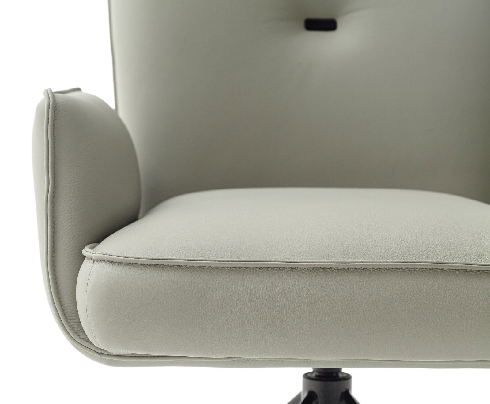 Nahaufnahme eines modernen Sessels mit hellgrauem Lederbezug und schwarzem Drehfuß, seitliche Perspektive.
