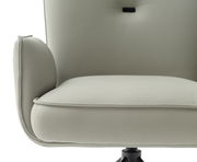 Nahaufnahme eines modernen Sessels mit hellgrauem Lederbezug und schwarzem Drehfuß, seitliche Perspektive.