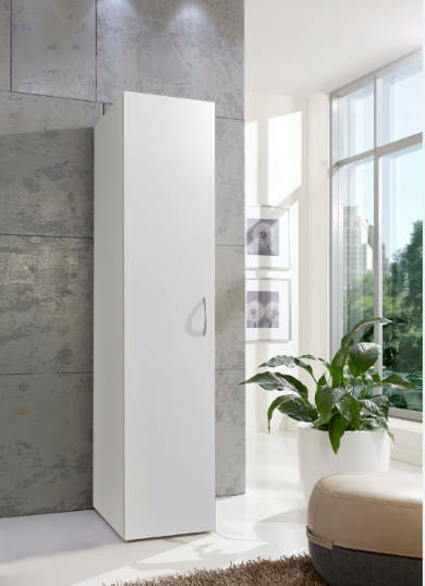 Weißer Mehrzweckschrank in moderner Inneneinrichtung, seitliche Perspektive