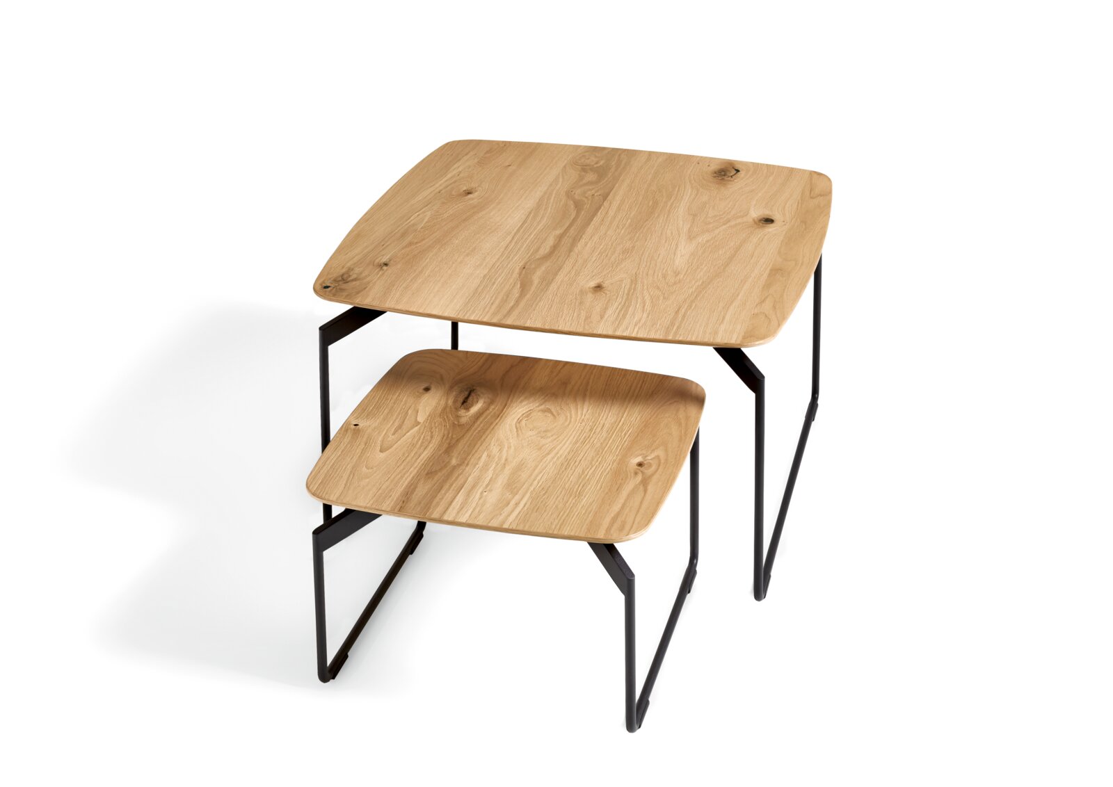 Set van twee nesttafels met licht houten blad en zwart metalen frame, gefotografeerd schuin van boven (driekwartperspectief) op een witte achtergrond