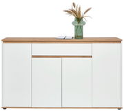 Frontansicht eines XL-Sideboards mit weißer Front und Holzoberfläche, dekoriert mit einer grünen Vase und einem Buch.