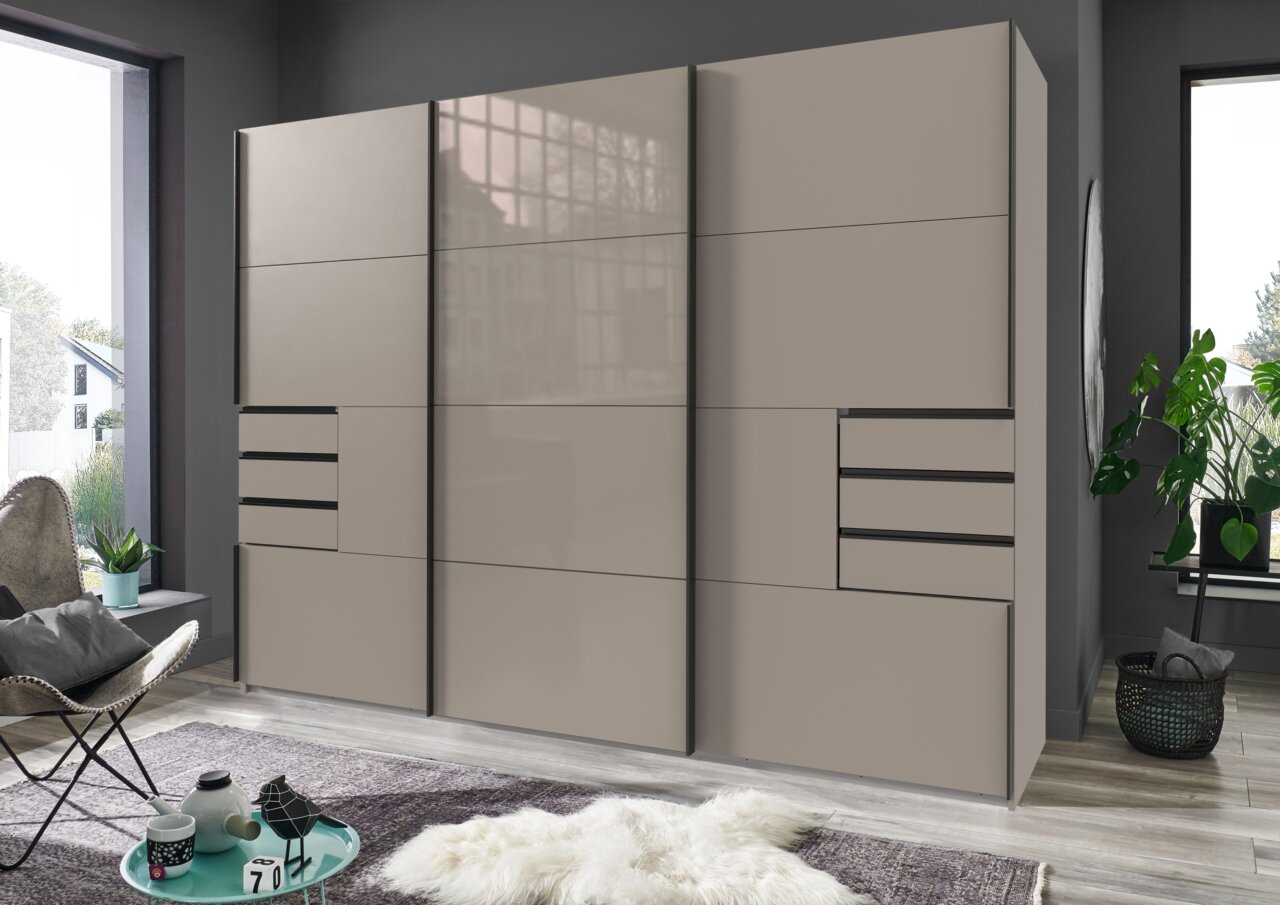 Moderner dreitüriger Schwebetürenschrank in Beige mit glänzender Oberfläche, seitliche Perspektive
