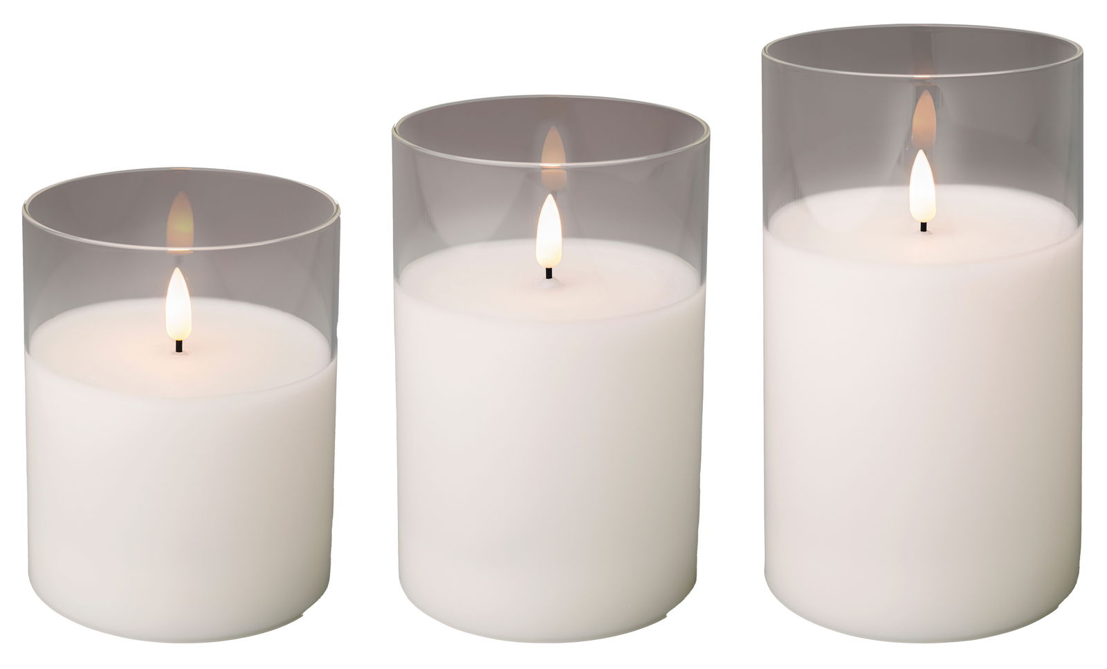Lumineo LED-Kerze 3er-Set Drei weiße LED-Kerzen in Glaszylindern, frontal fotografiert, mit realistisch flackernden Flammen.