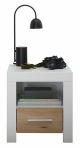 Nachtkommode in moderner Perspektive mit weißer Oberfläche, schwarzer Lampe, Kamera und Büchern, sowie einer Schublade in Holzoptik.