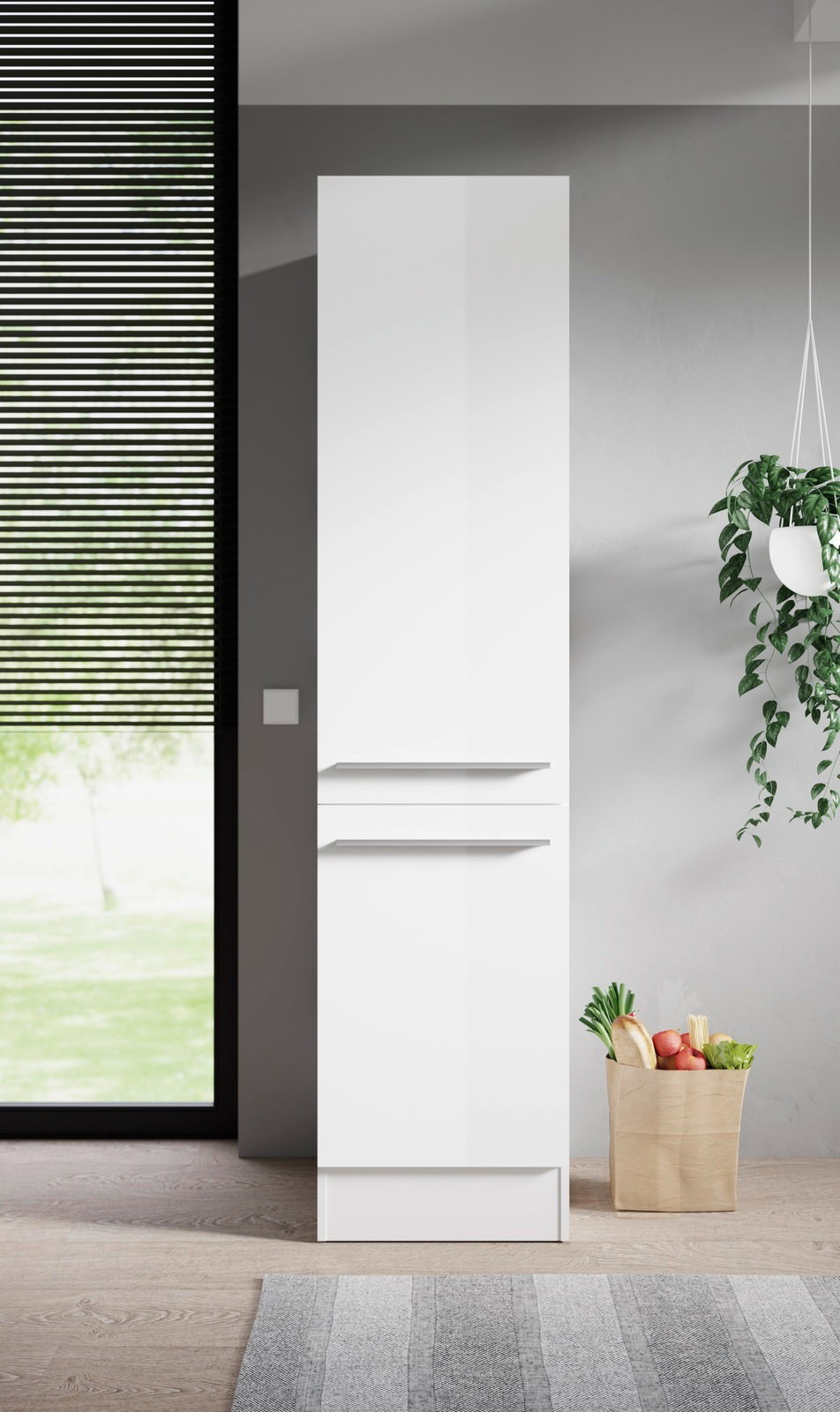 Moderner weißer Vorratsschrank in einer stilvollen Küche, frontal betrachtet, mit hängender Pflanze und Einkaufstüte daneben.