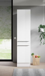 Moderner weißer Vorratsschrank in einer stilvollen Küche, frontal betrachtet, mit hängender Pflanze und Einkaufstüte daneben.