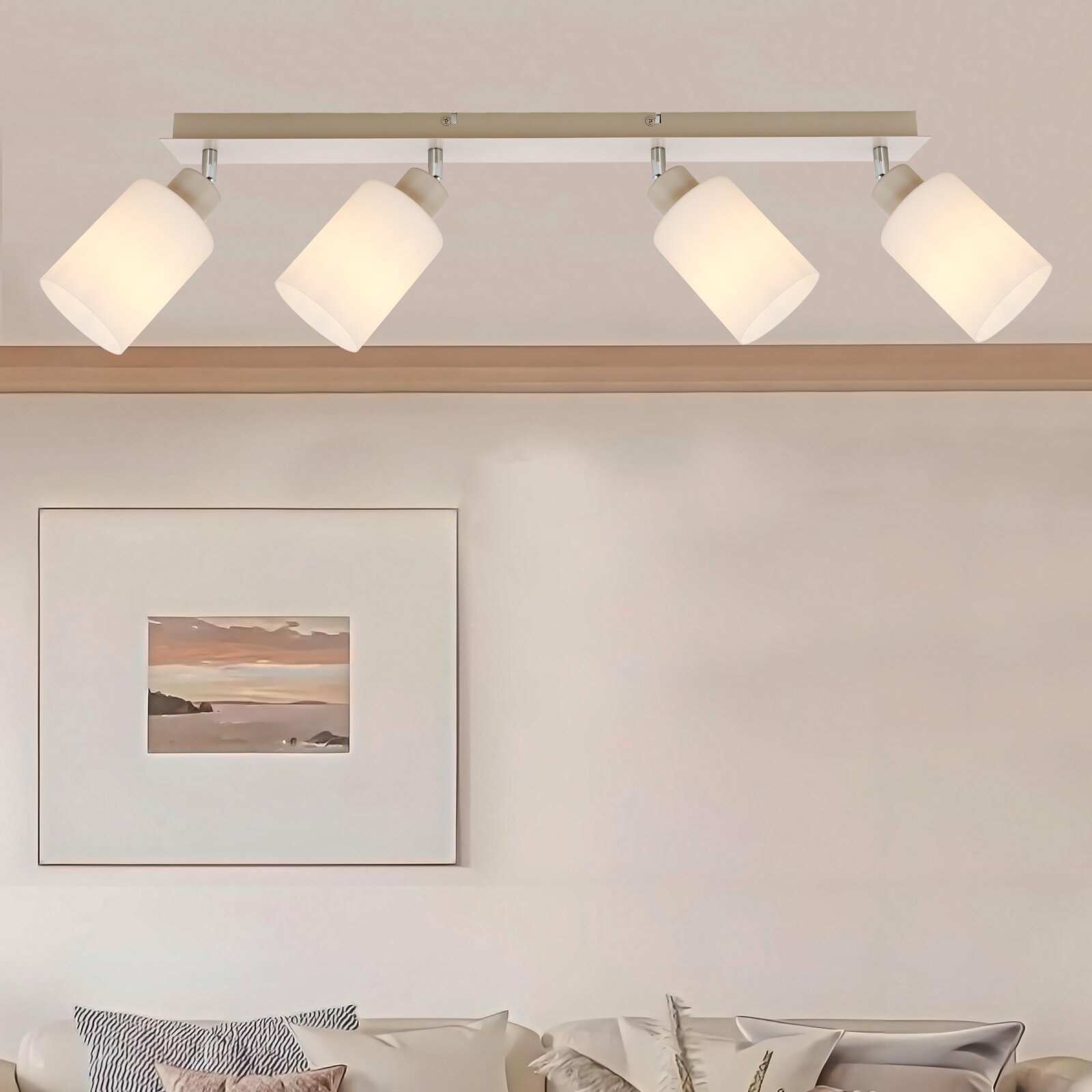 Witte plafondlamp met vier verstelbare cilindervormige spots op een rechthoekige balk, gezien van onderen in een woonkamer