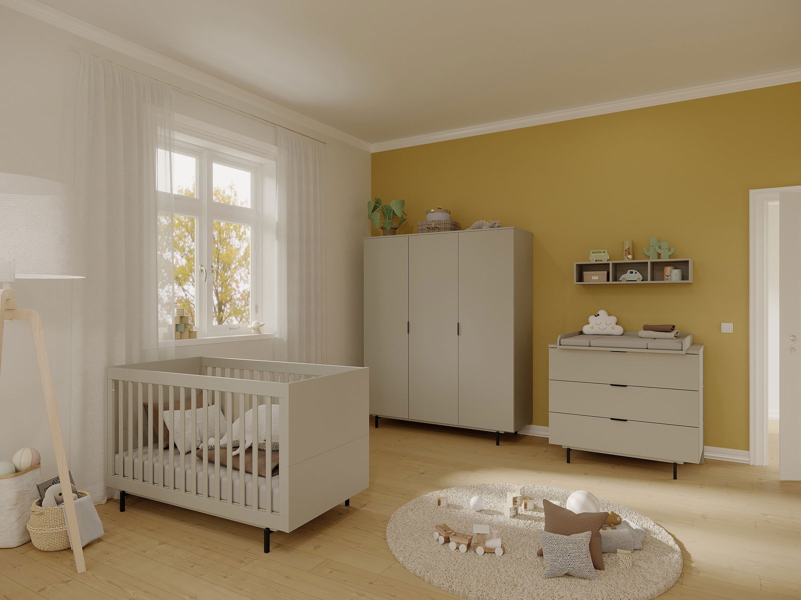 Germania Babyzimmer 3-tlg. TOMINO Gemütliches Babyzimmer mit Gitterbett, Kleiderschrank und Wickelkommode in neutralen Farben, seitliche Perspektive
