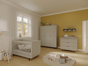 Gemütliches Babyzimmer mit Gitterbett, Kleiderschrank und Wickelkommode in neutralen Farben, seitliche Perspektive