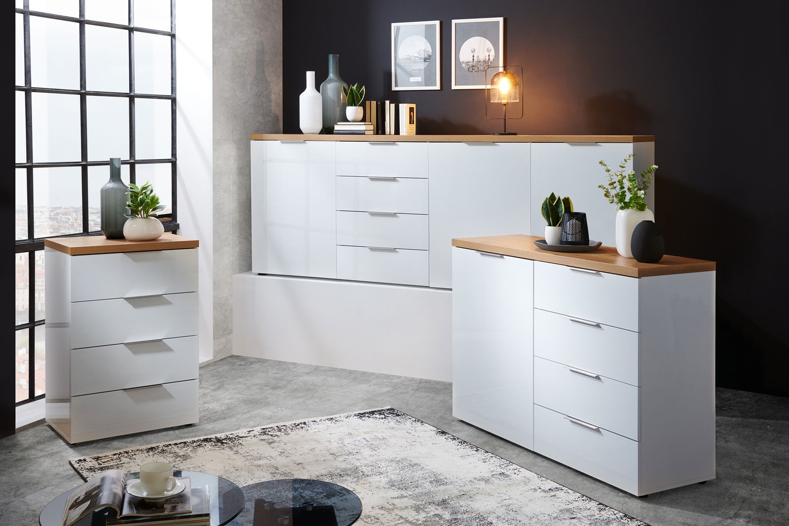 XORA XL-Sideboard IDEA Modernes XL-Sideboard in Weiß mit Holzoberfläche, dekoriert mit Pflanzen und Vasen, aus seitlicher Perspektive fotografiert.