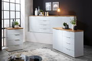 Modernes XL-Sideboard in Weiß mit Holzoberfläche, dekoriert mit Pflanzen und Vasen, aus seitlicher Perspektive fotografiert.