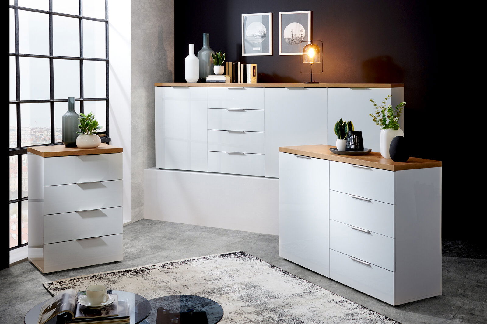 Modernes XL-Sideboard in Weiß mit Holzoberfläche, dekoriert mit Pflanzen und Vasen, aus seitlicher Perspektive fotografiert.