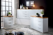 Modernes XL-Sideboard in Weiß mit Holzoberfläche, dekoriert mit Pflanzen und Vasen, aus seitlicher Perspektive fotografiert.
