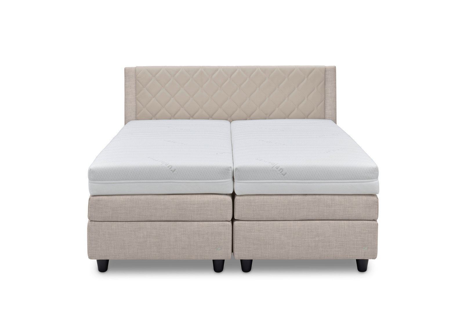 Frontansicht eines eleganten Boxspringbetts mit beigem, gestepptem Kopfteil und weißen Matratzen.