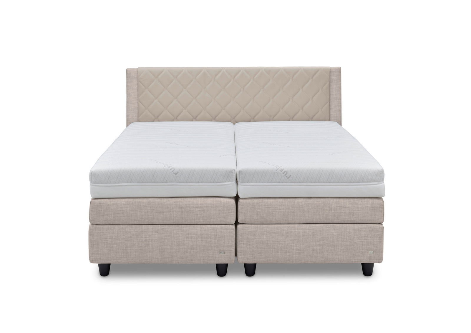 Frontansicht eines eleganten Boxspringbetts mit beigem, gestepptem Kopfteil und weißen Matratzen.