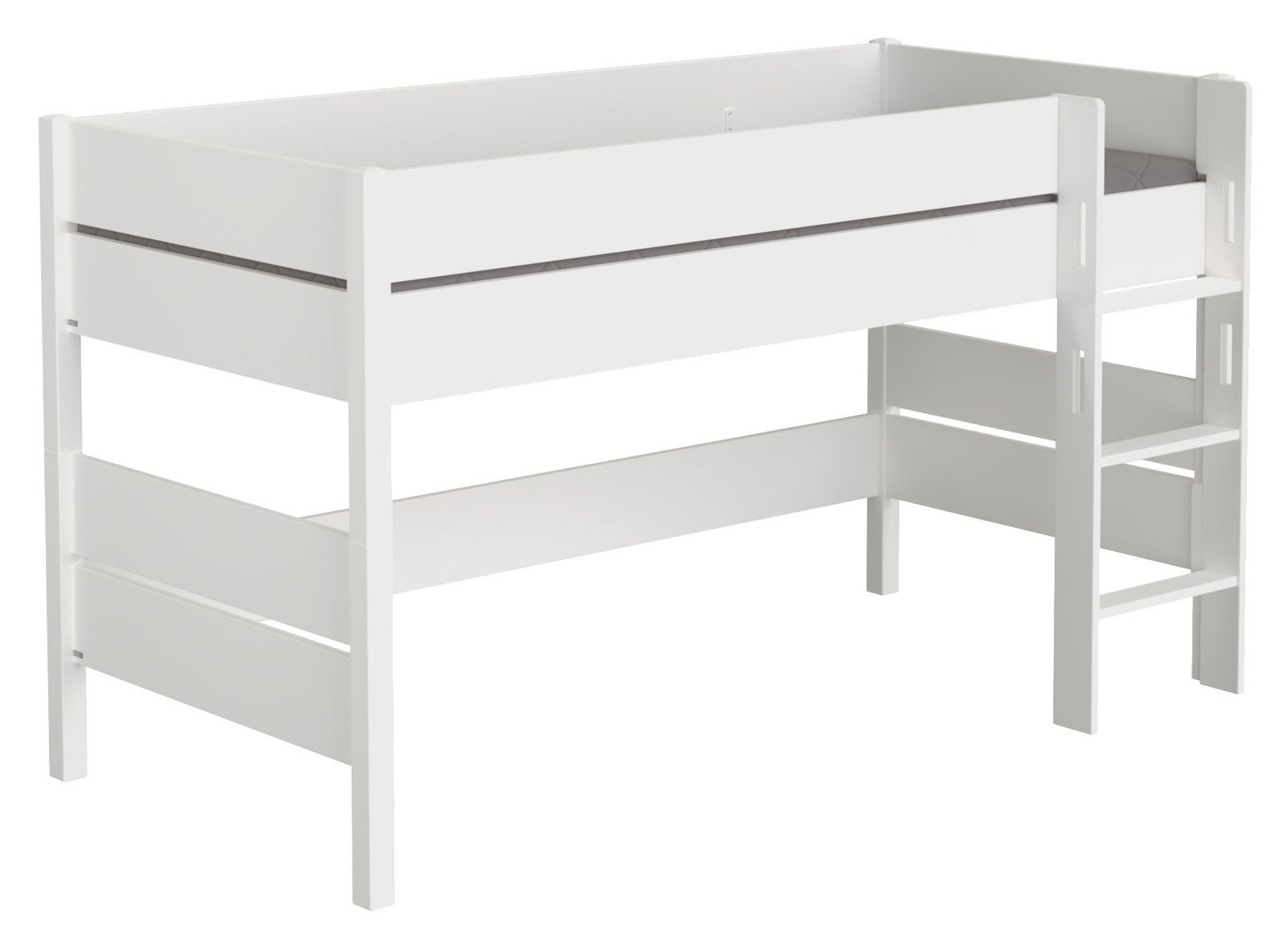 Weißes Spielbett mit Leiter, seitliche Perspektive