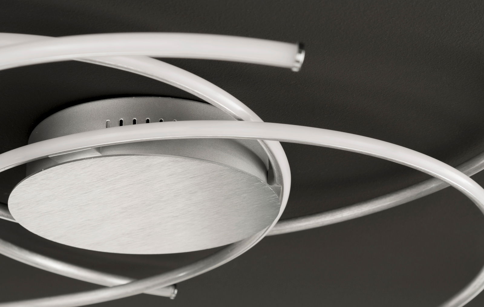 Moderne Deckenleuchte mit geschwungenen LED-Streifen, seitliche Perspektive