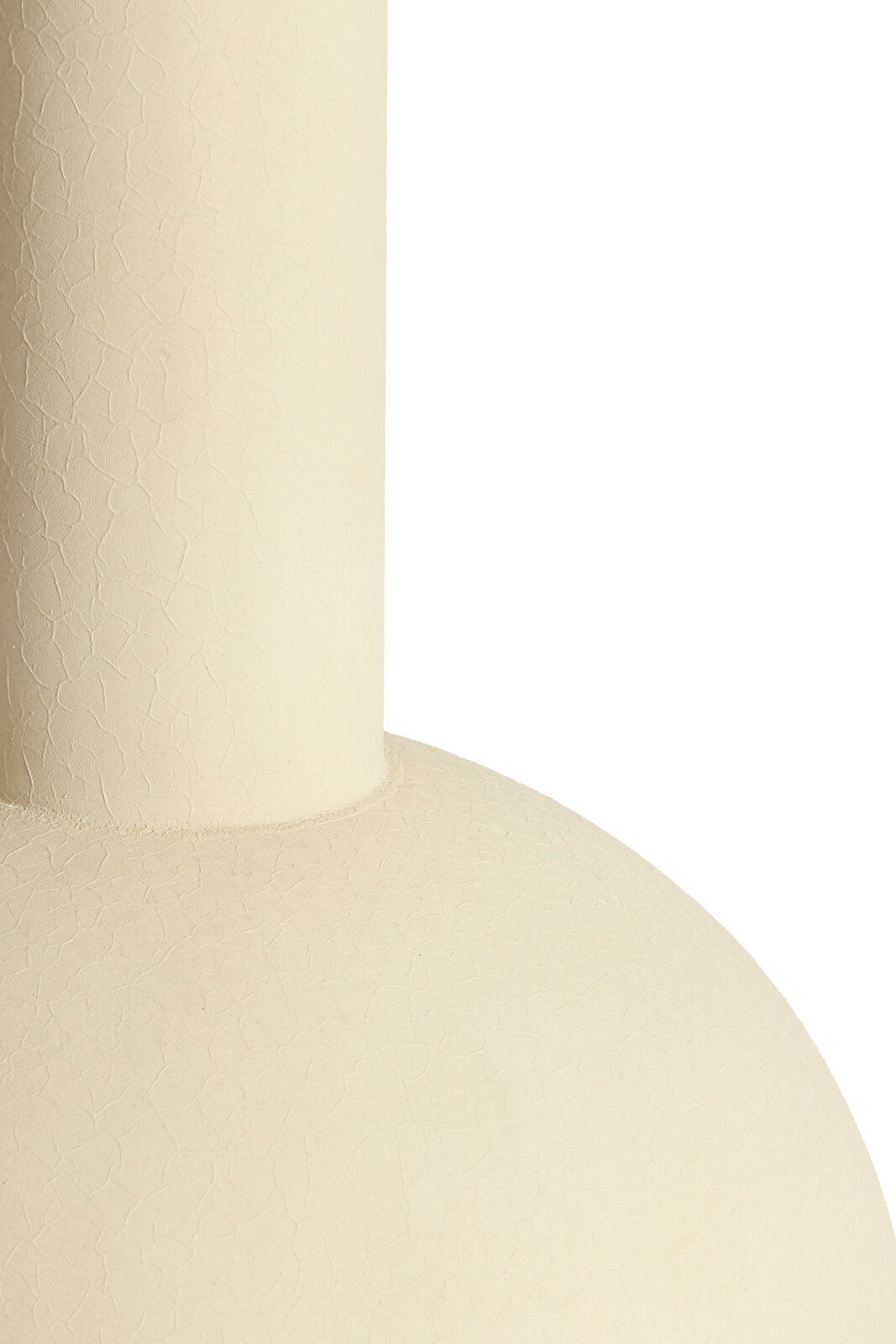 Nahaufnahme eines cremefarbenen Lampenfußes mit strukturierter Oberfläche, seitliche Perspektive.