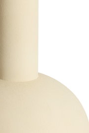 Nahaufnahme eines cremefarbenen Lampenfußes mit strukturierter Oberfläche, seitliche Perspektive.