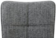 Nahaufnahme der Rückenlehne eines grauen Armlehnstuhls mit texturierter Stoffoberfläche, von vorne gesehen.