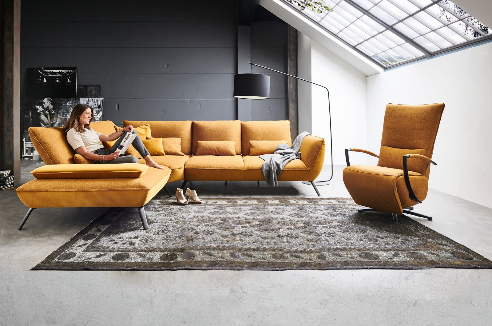 Moderano Relaxsessel ALPHA Moderne Wohnzimmereinrichtung mit einer senfgelben Eckgarnitur und einem passenden drehbaren Relaxsessel, seitliche Perspektive.