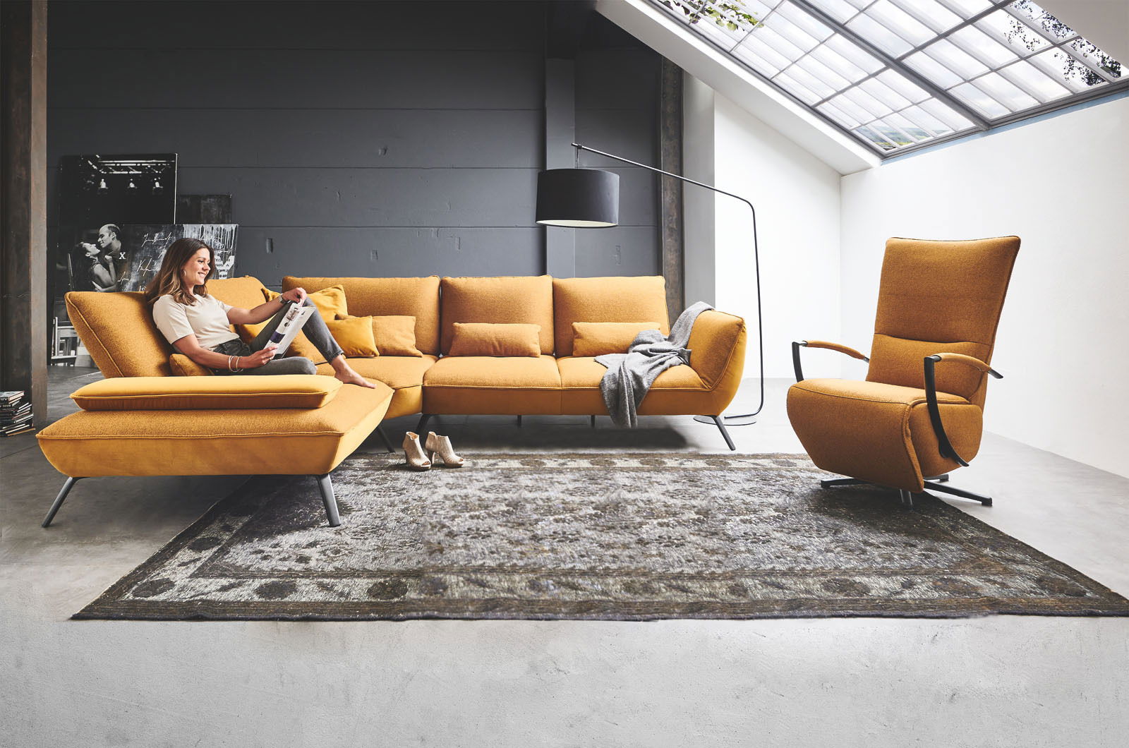 Moderano Relaxsessel ALPHA Moderne Wohnzimmereinrichtung mit einer senfgelben Eckgarnitur und einem passenden drehbaren Relaxsessel, seitliche Perspektive.