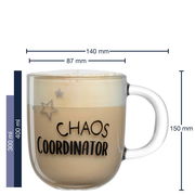 Glas-Tasse mit der Aufschrift 'CHAOS COORDINATOR', gefüllt mit Kaffee, seitliche Perspektive