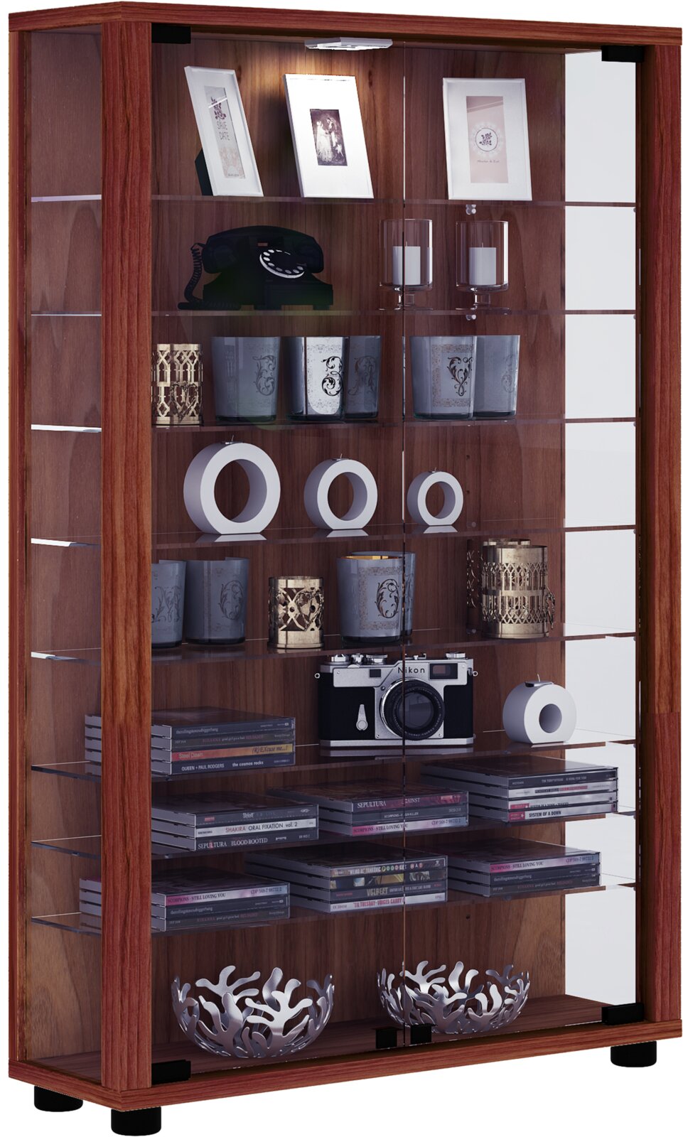 Hohe Glasvitrine aus dunklem Holz mit transparenten Glastüren und mehreren Glasböden, dekoriert mit Bilderrahmen, Kerzenhaltern, Kamera und CDs Produktansicht schräg von vorn.