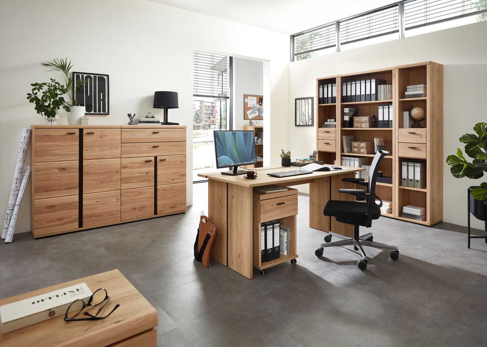 Linea Natura Schreibtisch SONOS Moderne Büroumgebung mit Holzschreibtisch, Rollcontainer und Aktenschränken, seitliche Perspektive