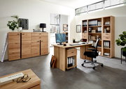 Moderne Büroumgebung mit Holzschreibtisch, Rollcontainer und Aktenschränken, seitliche Perspektive