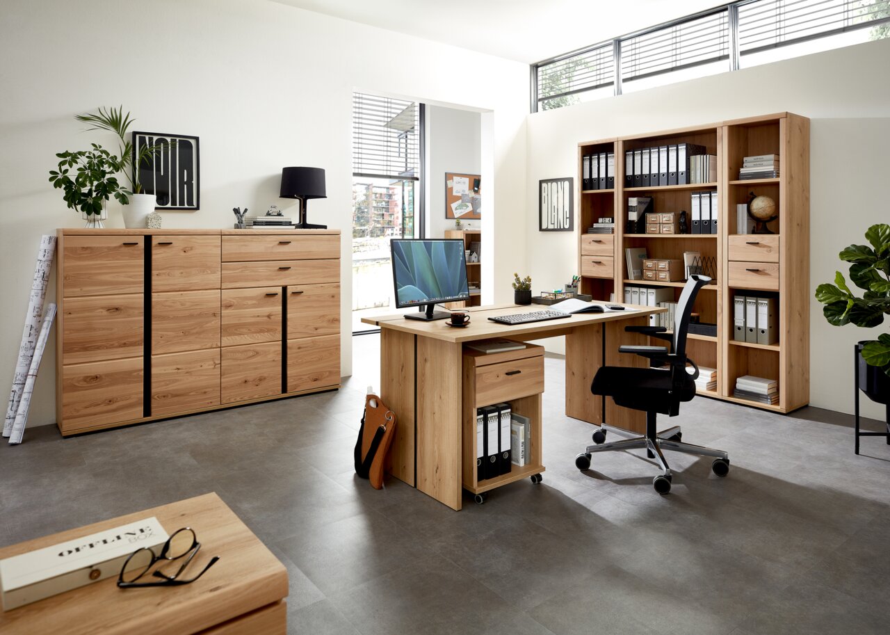 Linea Natura Schreibtisch SONOS Moderne Büroumgebung mit Holzschreibtisch, Rollcontainer und Aktenschränken, seitliche Perspektive