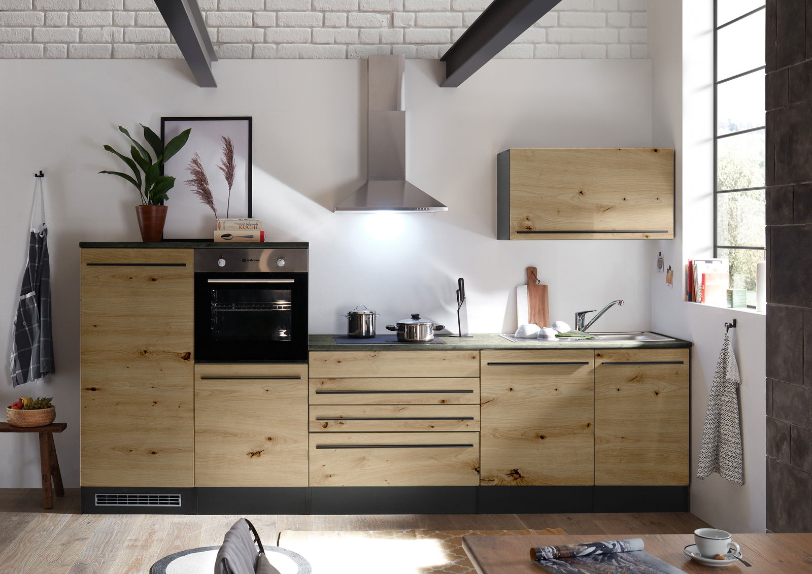 Moderne Küchenzeile in Holzoptik mit integriertem Backofen, Herd und Dunstabzugshaube, aus der Perspektive einer frontalen Ansicht.