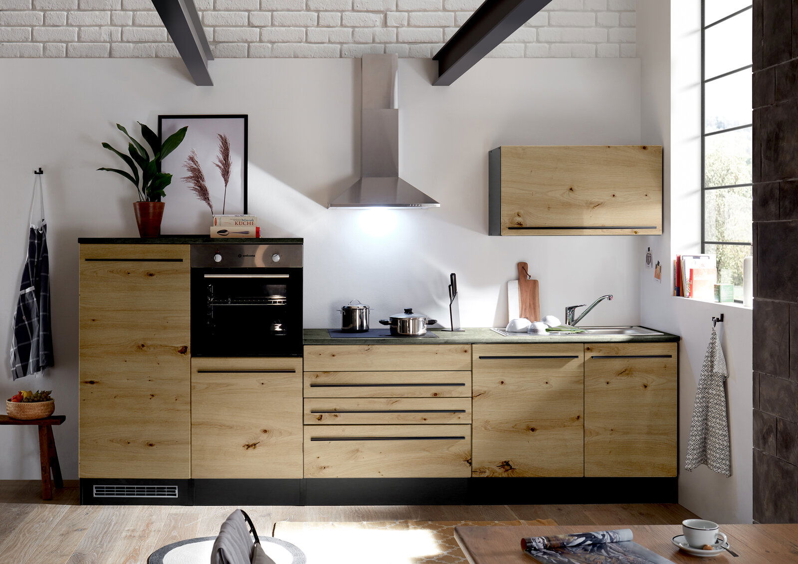 Moderne Küchenzeile in Holzoptik mit integriertem Backofen, Herd und Dunstabzugshaube, aus der Perspektive einer frontalen Ansicht.