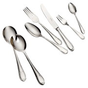 Elegantes Tafelbesteck-Set aus Edelstahl, bestehend aus verschiedenen Löffeln, Gabeln und einem Messer, in einer schrägen Draufsicht präsentiert.
