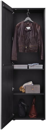Offener Garderobenschrank mit einer braunen Lederjacke, zwei Ablagefächern mit Boxen und Accessoires sowie zwei Taschen im unteren Fach, Frontalansicht.