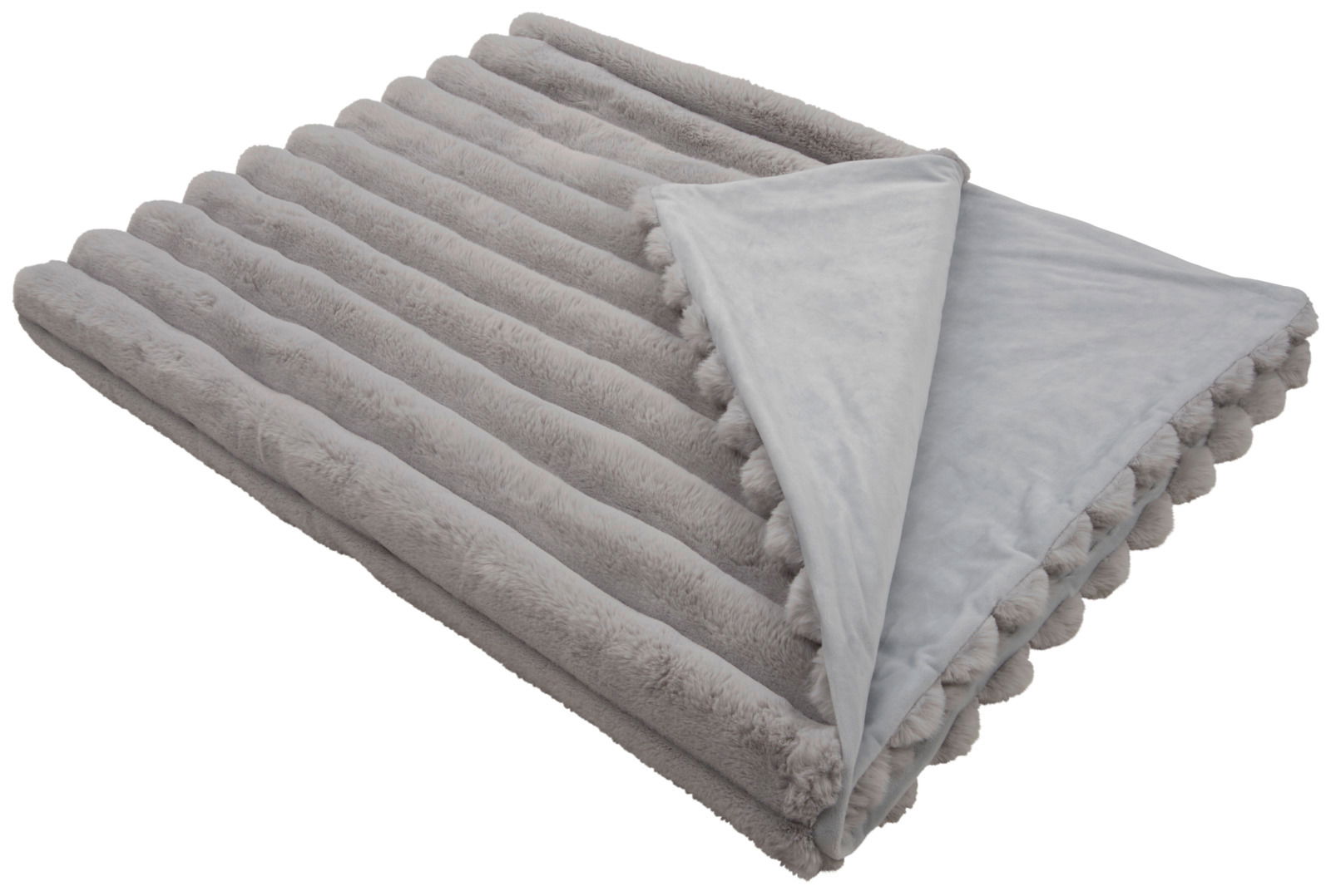 Graue Felldecke mit gestreiftem Muster, teilweise umgeschlagen, aus der Vogelperspektive fotografiert