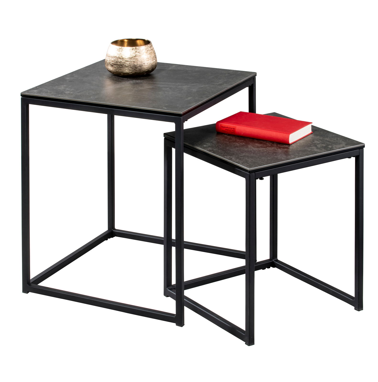 Z2 Beistelltisch-Set MARTIN Zwei moderne Beistelltische aus schwarzem Metall mit quadratischen Platten, einer mit einer goldenen Schale und der andere mit einem roten Buch, seitliche Perspektive.