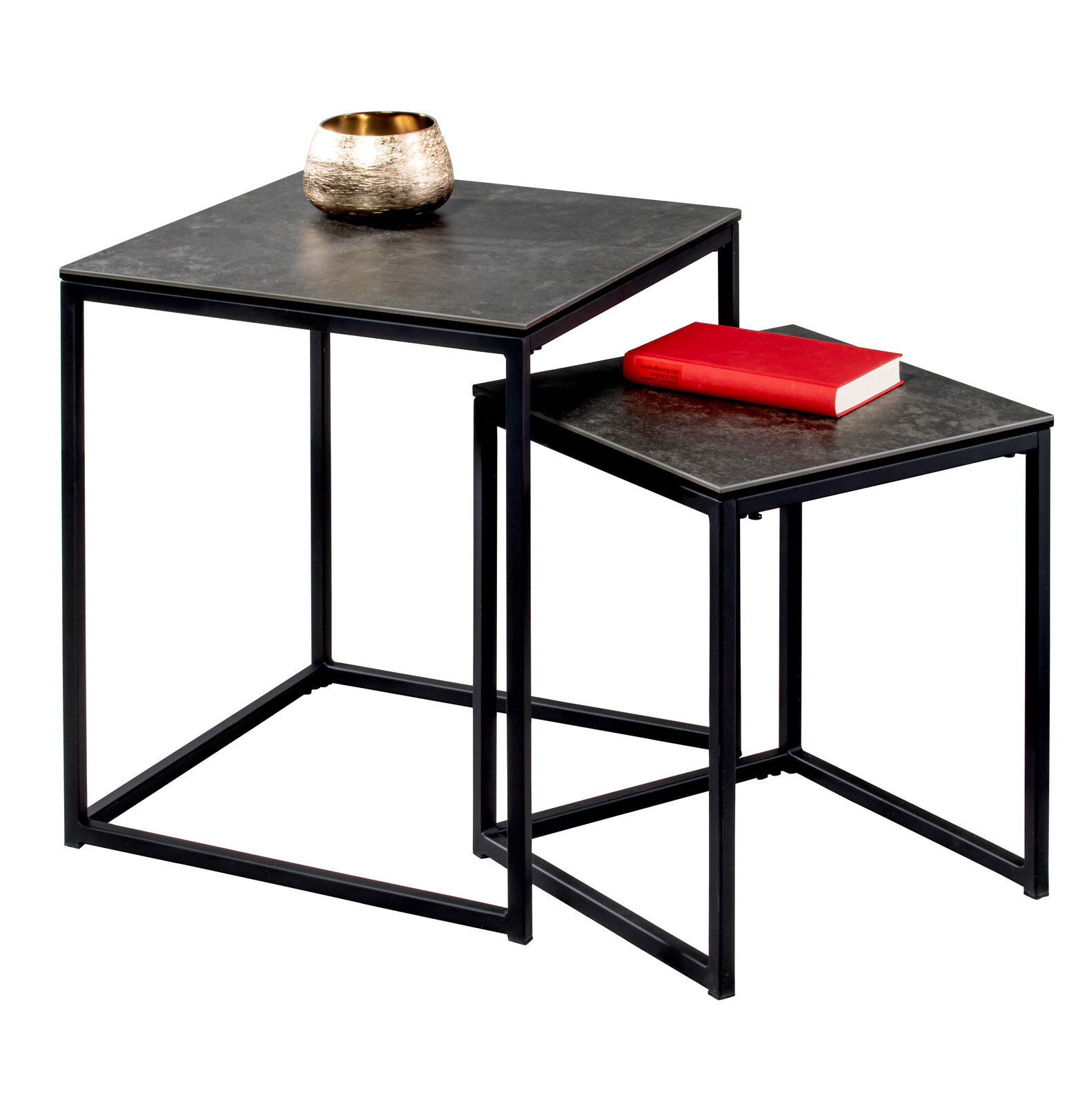 Zwei moderne Beistelltische aus schwarzem Metall mit quadratischen Platten, einer mit einer goldenen Schale und der andere mit einem roten Buch, seitliche Perspektive.