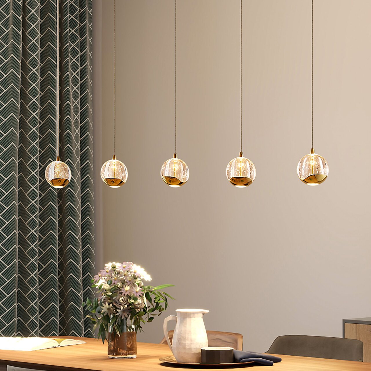 Fünf elegante LED-Hängeleuchten in Kugelform mit goldenen Akzenten, von der Decke hängend über einem Tisch, seitliche Perspektive.